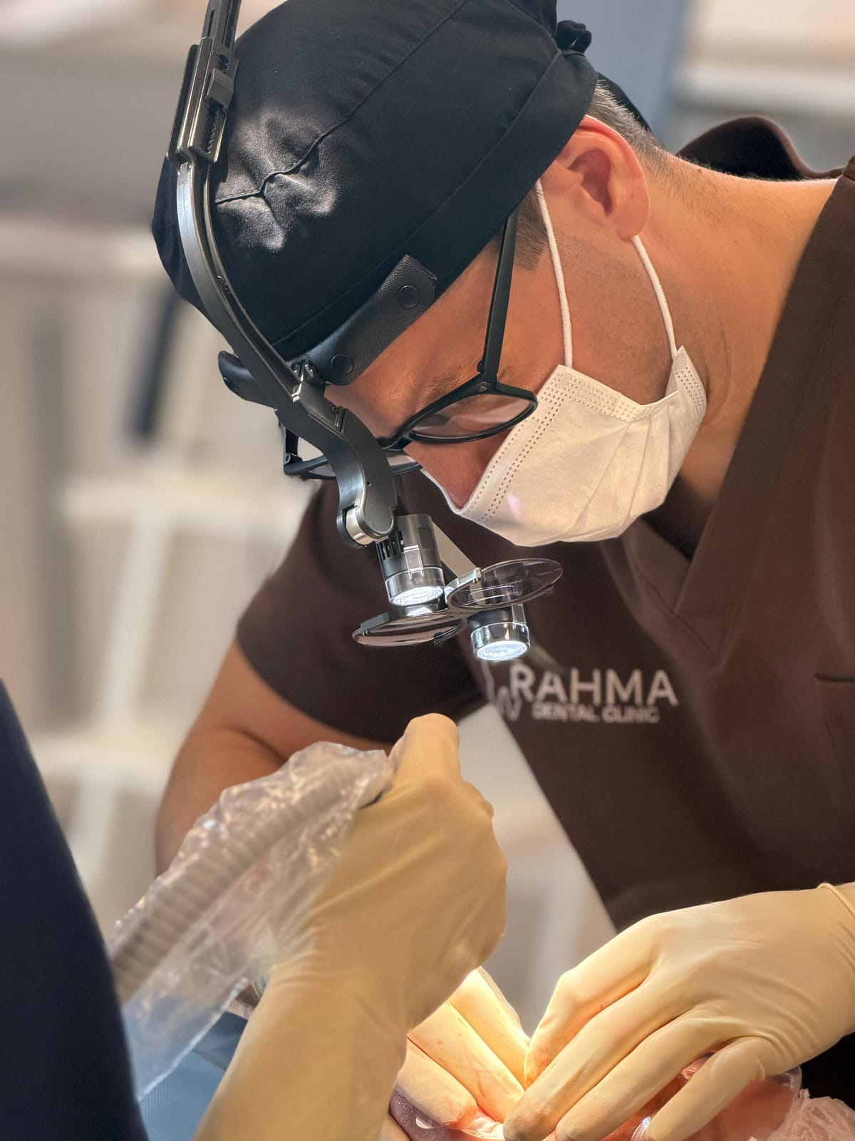 Lekarz podczas zabiegu implantacji zęba w Poznaniu